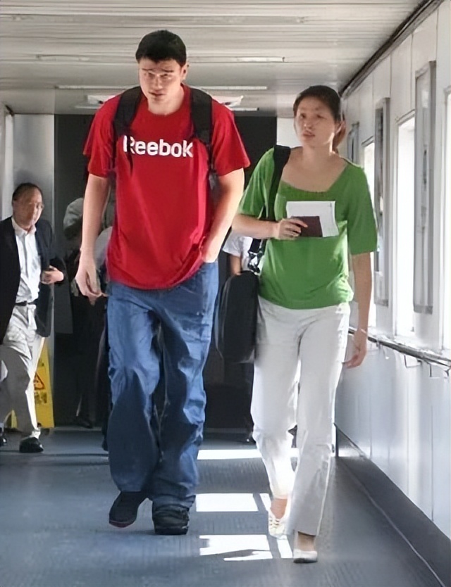 姚明夫妇一同出行，叶莉穿裙显老还驼背，好在老公不嫌弃满眼疼爱