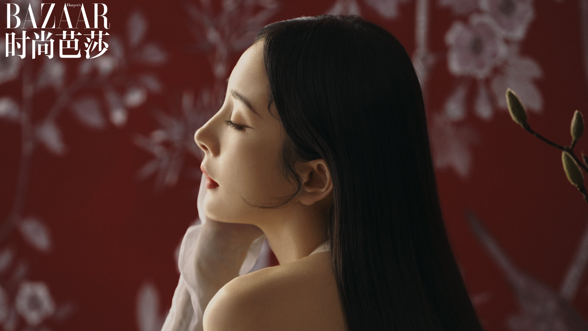 杨幂登时尚芭莎二月刊封面,裸色抹胸优雅性感,复古卷发韵味十足