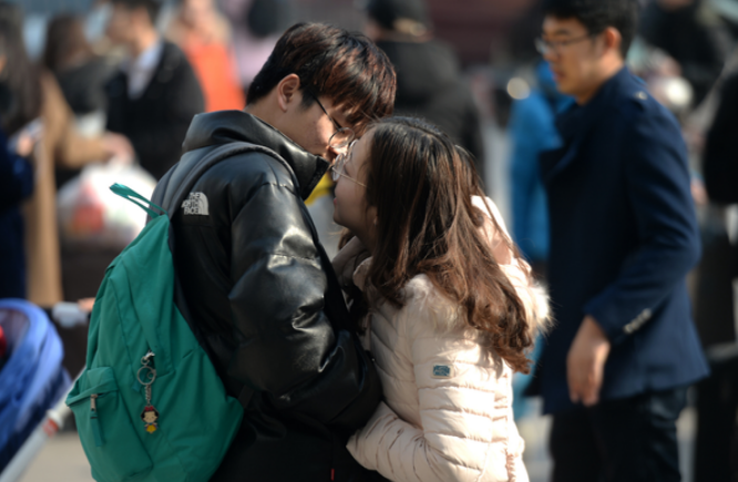 某大学小情侣操场“秀恩爱”，搂抱亲吻，引得上百名同学观看