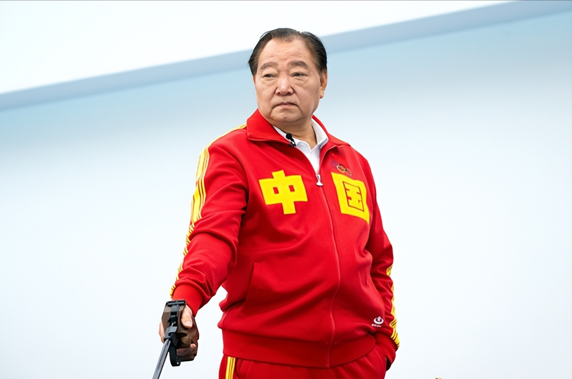 从参赛选手到教练,许海峰没有半点松懈,他将自己积累的所有经验和技巧