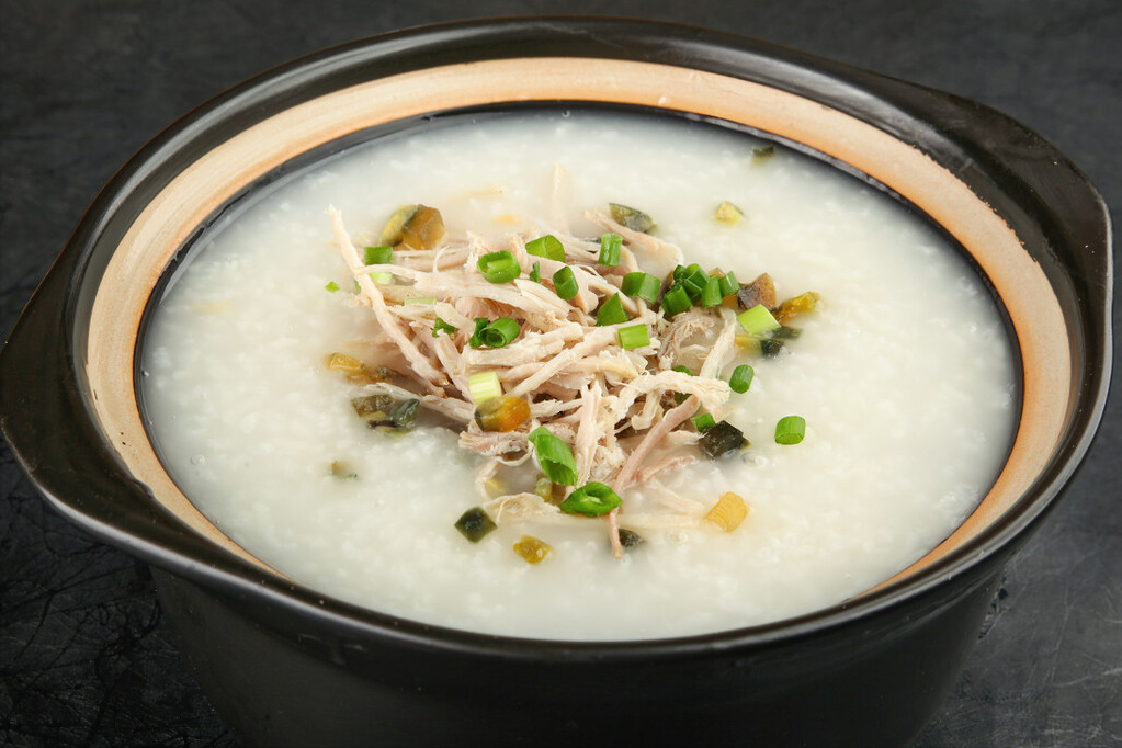皮蛋瘦肉粥怎么做（做皮蛋瘦肉粥，腥味重不好吃，广州阿姨教我2招，绵滑鲜香无腥味）