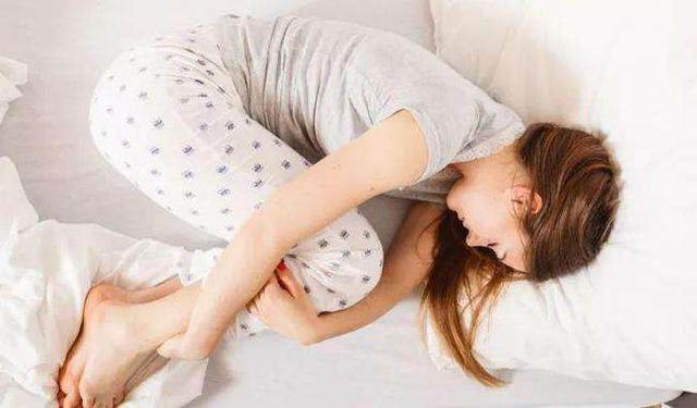 为什么很多女性睡觉时，经常喜欢用腿夹被子？不妨一起来了解