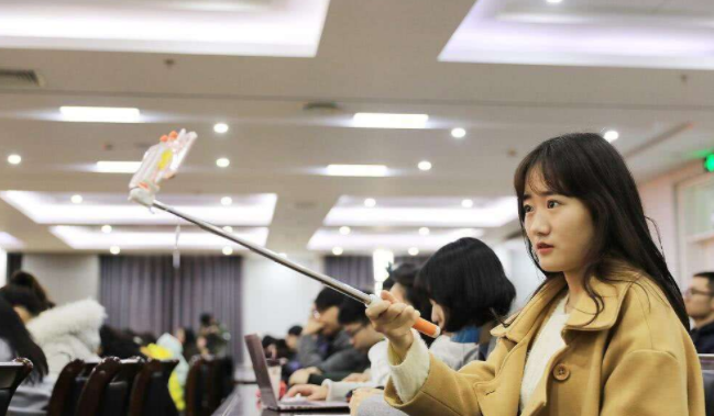 大学老师上课“花式点名”，为保出勤率绞尽脑汁，学生想逃课没门