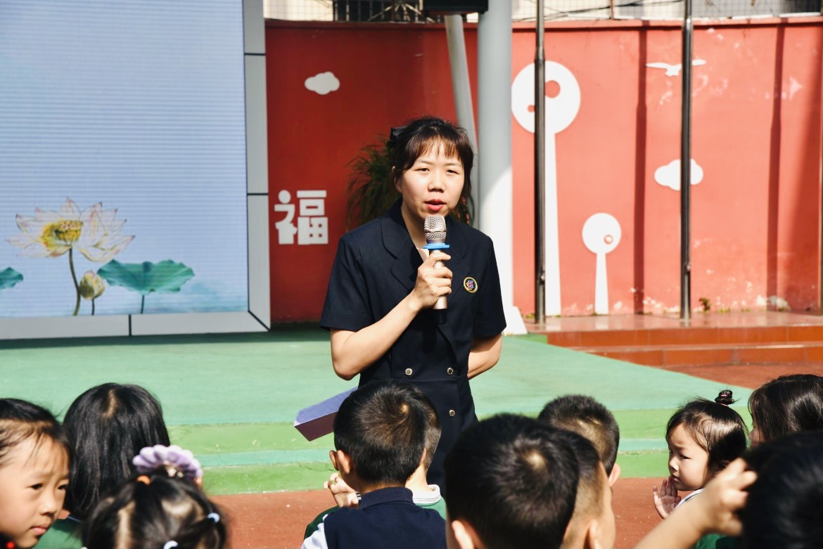 德阳市第一幼儿园开展“讲清廉、扬清风”国旗下主题教育活动