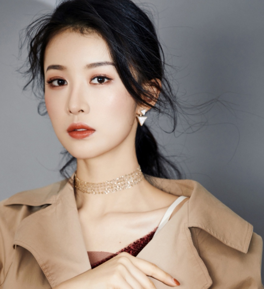 宋霄瑛子饰演关绣绣,作为00后科班毕业生,出演的影视作品并不多,大多