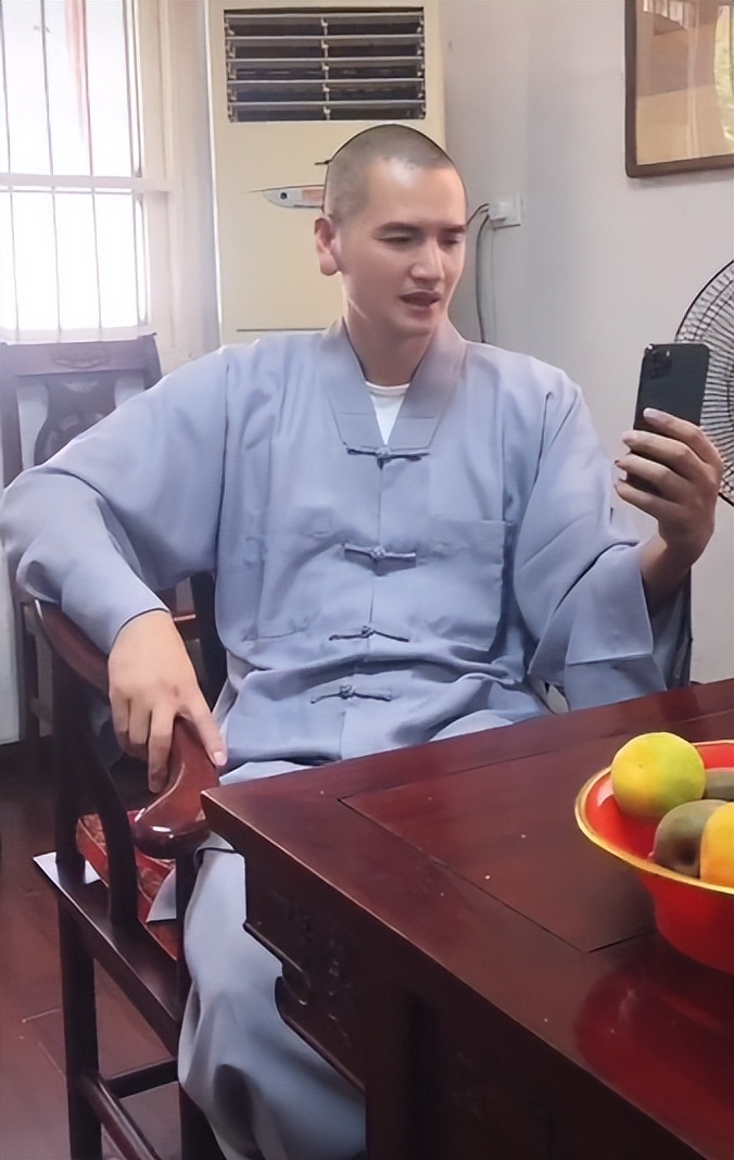放弃公务员当"最帅和尚"的释明心