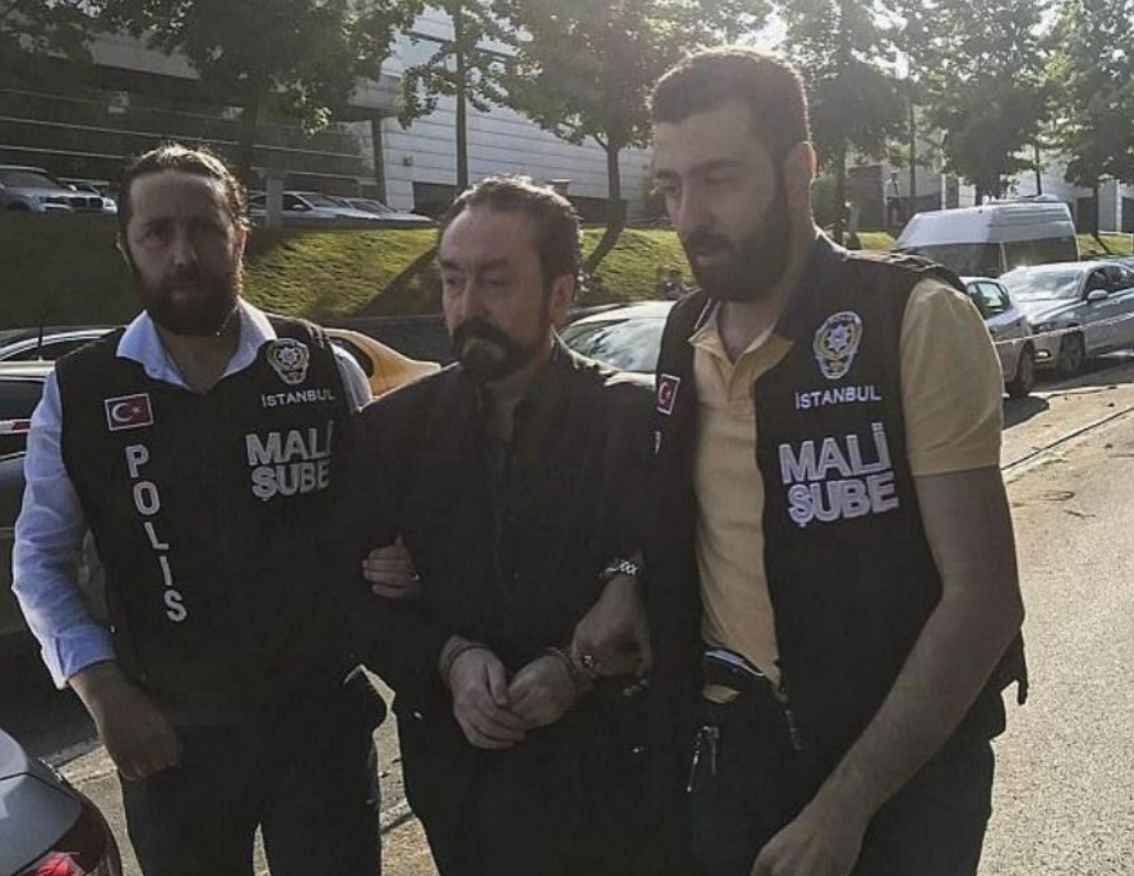 土耳其恶魔：洗脑上千女性做情人，藏6.9万颗避孕药，被判1075年