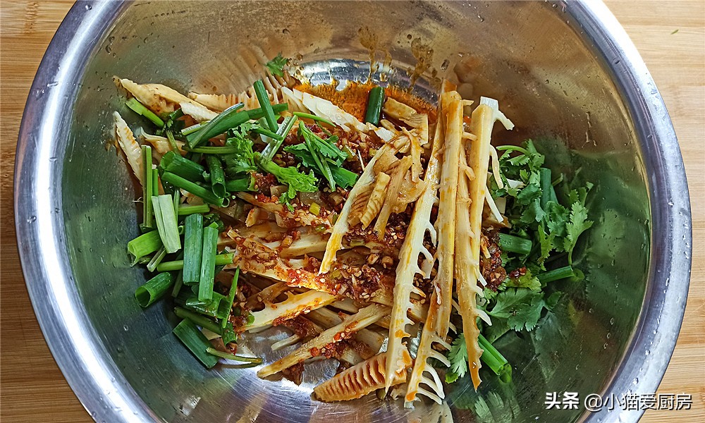 凉拌小竹笋的做法（新鲜竹笋这样凉拌吃鲜嫩脆爽）