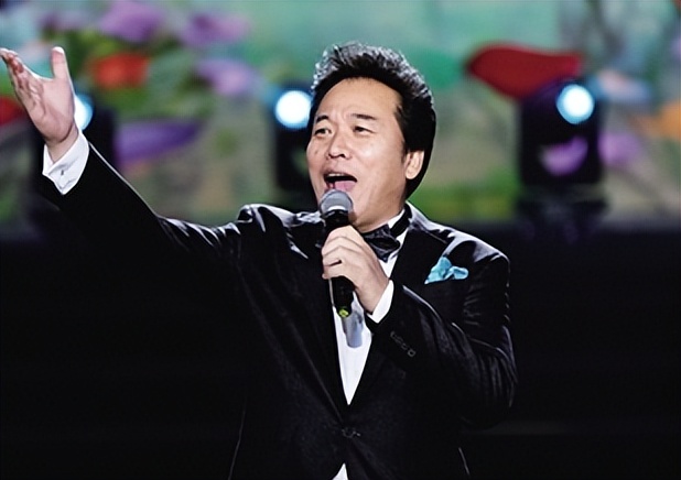 歌唱家佟铁鑫:离婚后独自抚养儿子,40岁二婚娶女富豪收获幸福