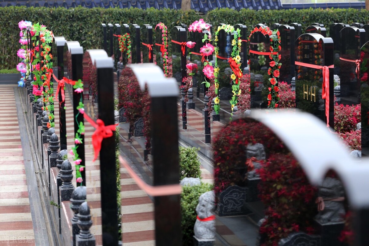 公墓使用年限为20年，期满了怎么处理，特别是那些膝下无子之人？