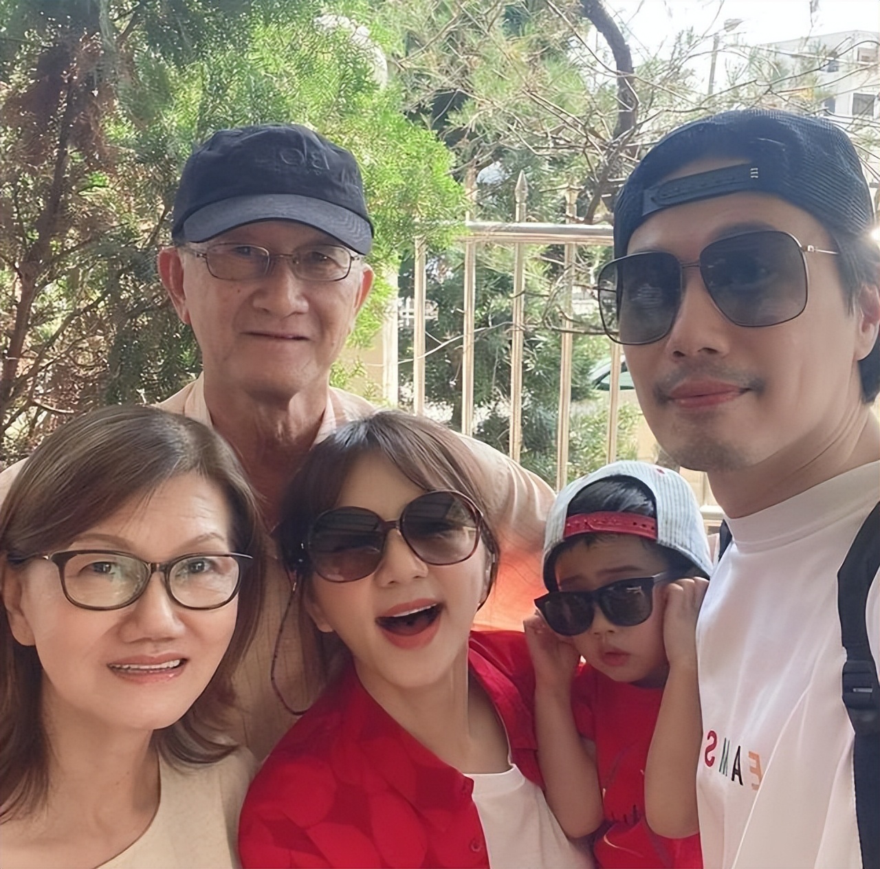 Ella庆祝结婚10周年，提前过母亲节被儿子治愈，网友赞劲宝很会撩