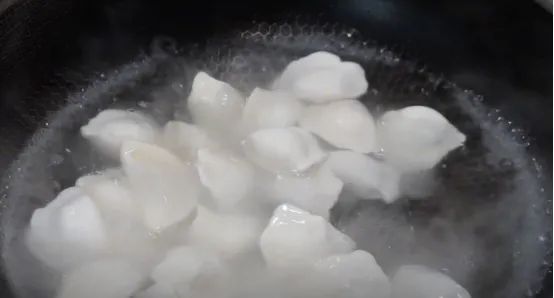 速冻饺子冷水下锅还是热水下锅（煮速冻饺子的正确方法）