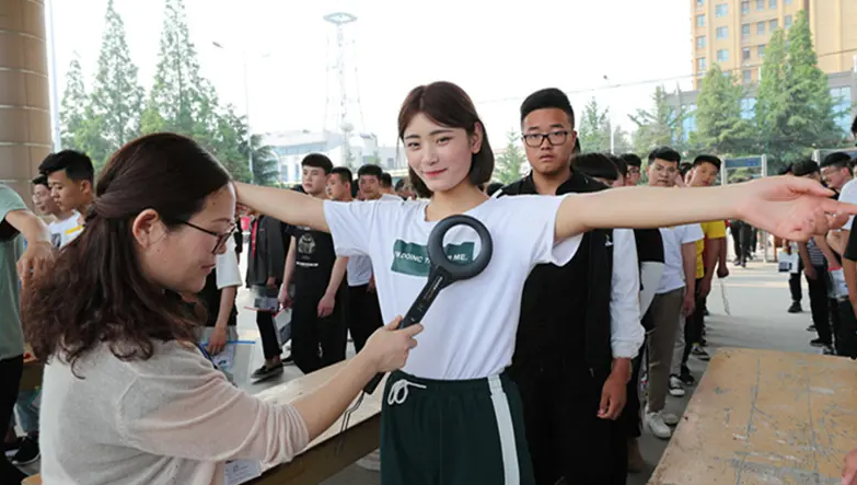 高考当天为啥不让穿校服，是防作弊还是什么原因？老师说出实话