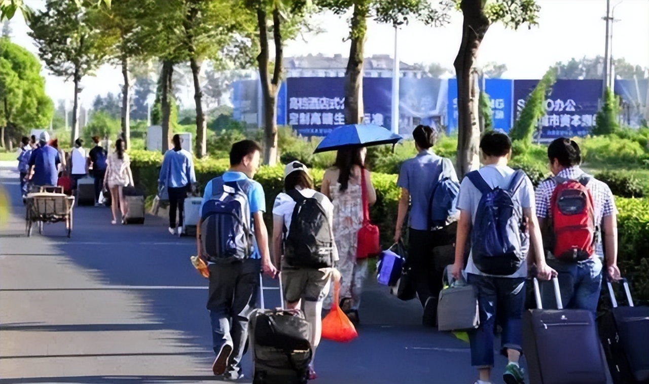浙江大学的女生宿舍（高校女生在宿舍拍写真）