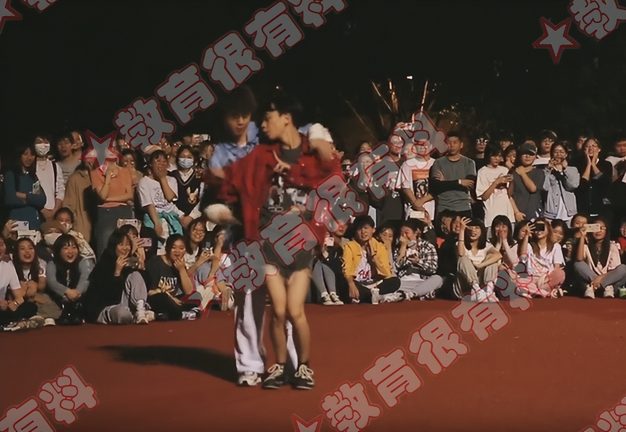 两大学生校内热舞，引众人围观，网友：原以为是一男一女