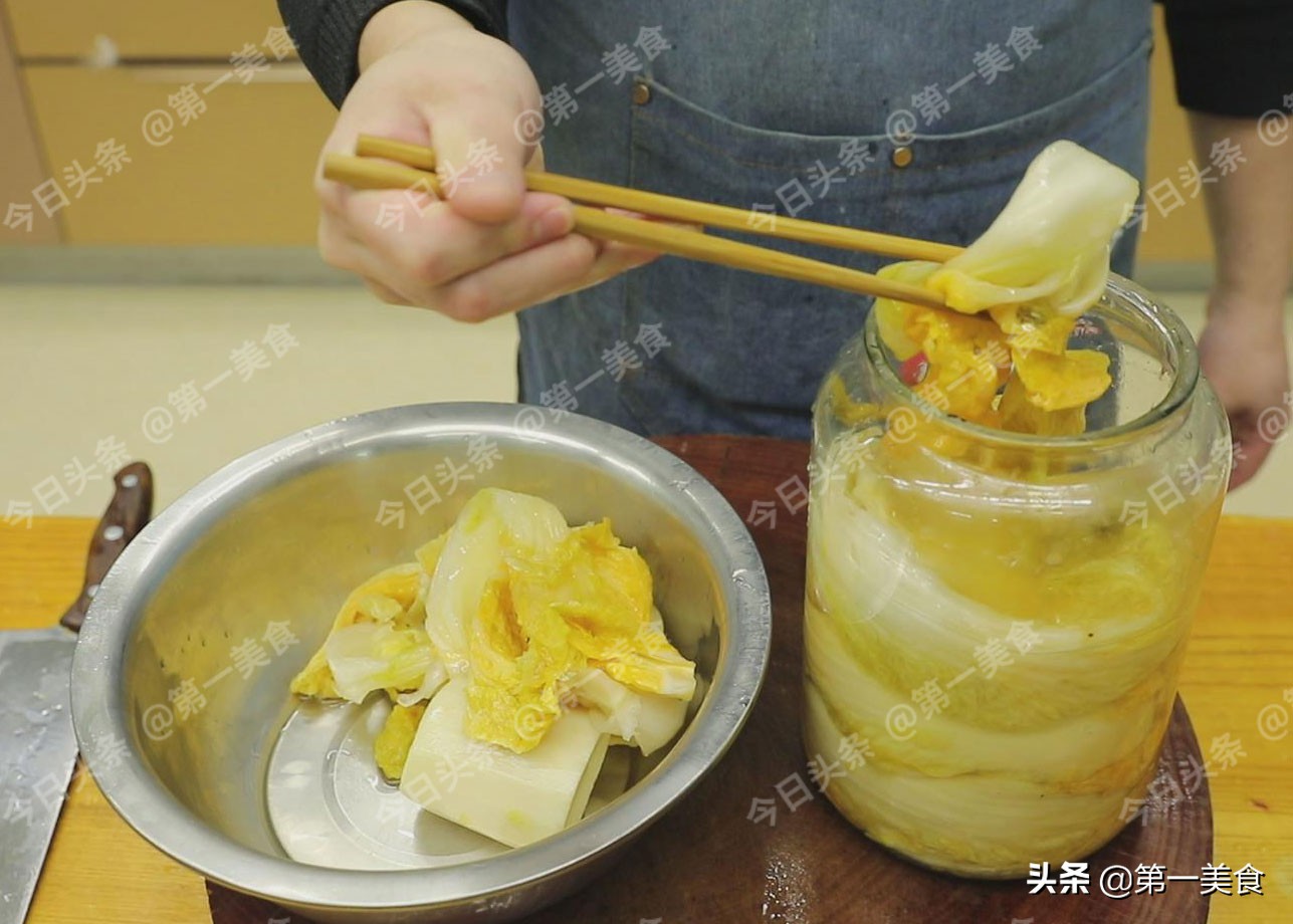腌酸白菜，放料越多越难吃，只需放1味料，腌出来脆生生的，开胃