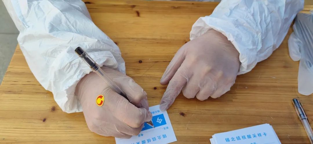 蛋糕、雨伞、小红花……被无锡市民的“爱”暖哭了