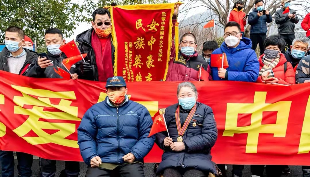 女足世界杯结束后(中国女足再次做出表率，回国第一天恢复集训，中国男足却放假多天)