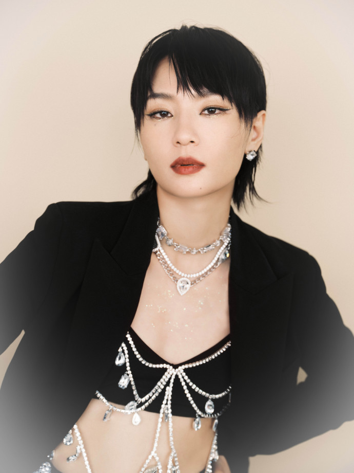 周笔畅展示女性美迷倒粉丝