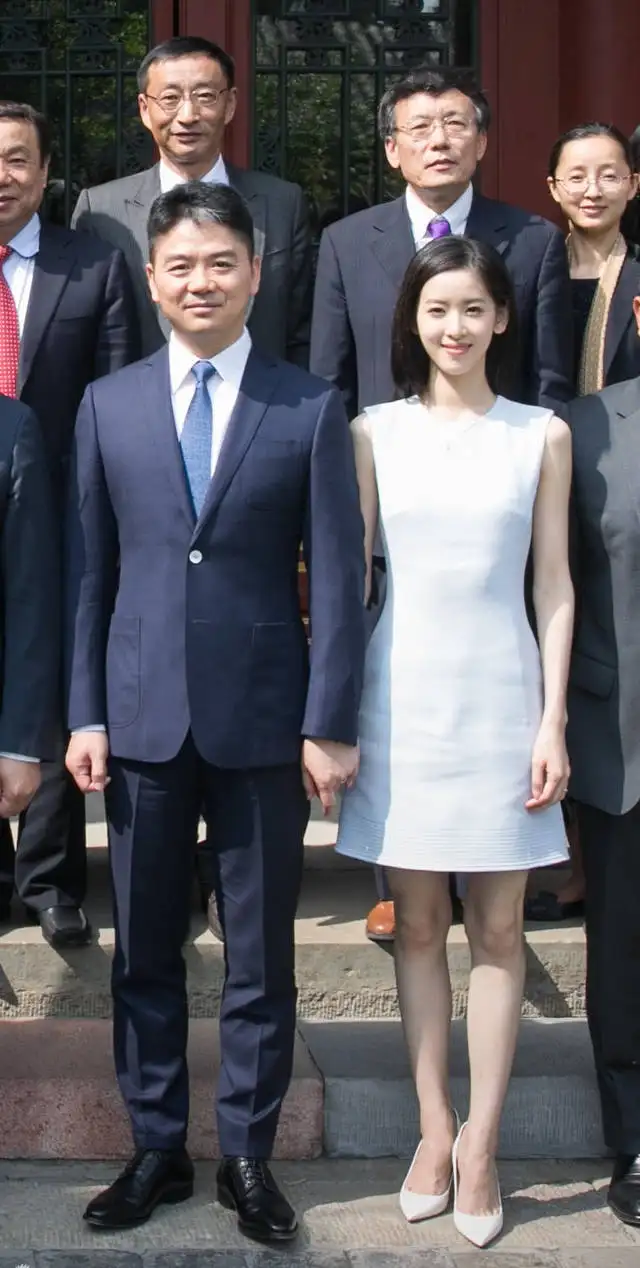 章泽天与富豪老公并肩更美了，就算穿着成熟的裙装，也仍然很稚嫩