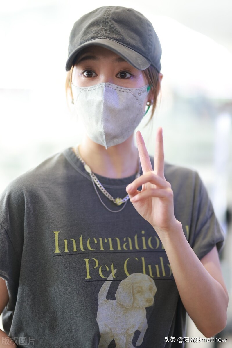 街拍：李纯灰色T恤+白裤子+棒球帽酷感十足