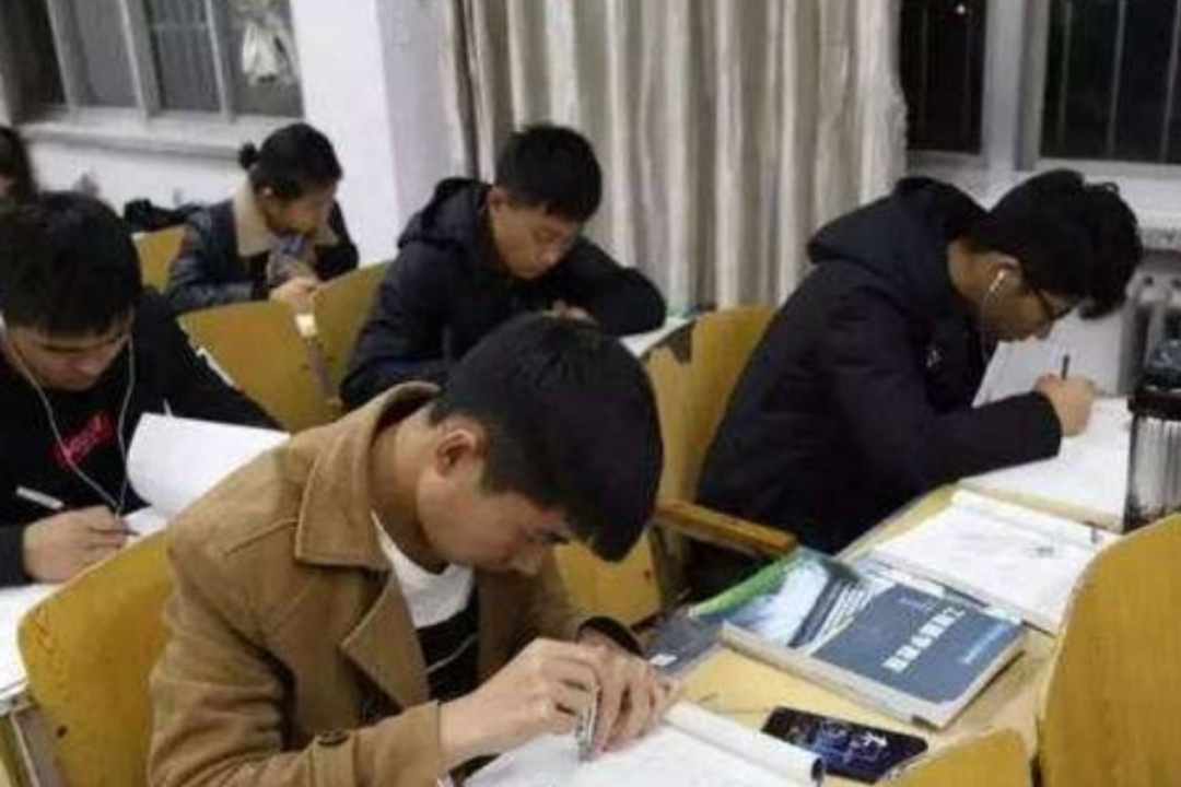 学校查手机怎么藏手机（班主任突击查手机）