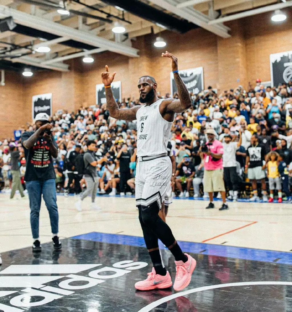 迈阿密热火队会不会退役詹姆斯的6（NBA将永久退役6号球衣！詹姆斯怎么办？NBA回应：詹姆斯继续穿）