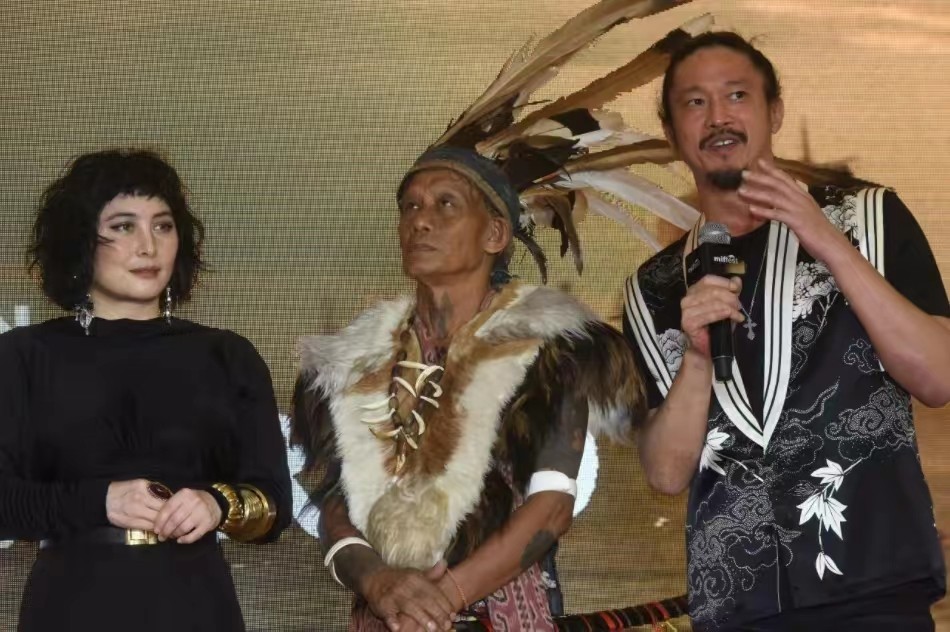 二太去世后何超仪首露面，戴仨金手镯满腰赘肉抢眼，老公一脸沧桑