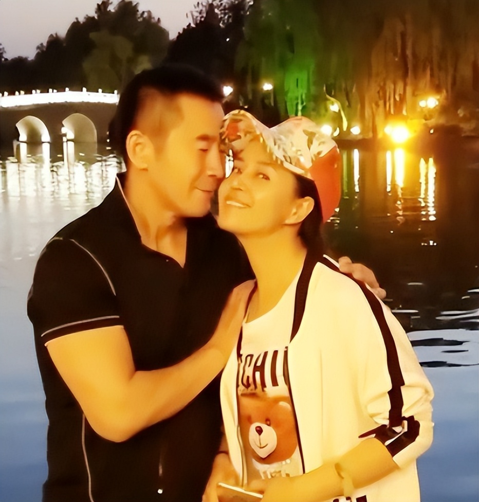 演员于莉红:31岁嫁初恋马诗红,结婚22年无子女,风光背后有泪水
