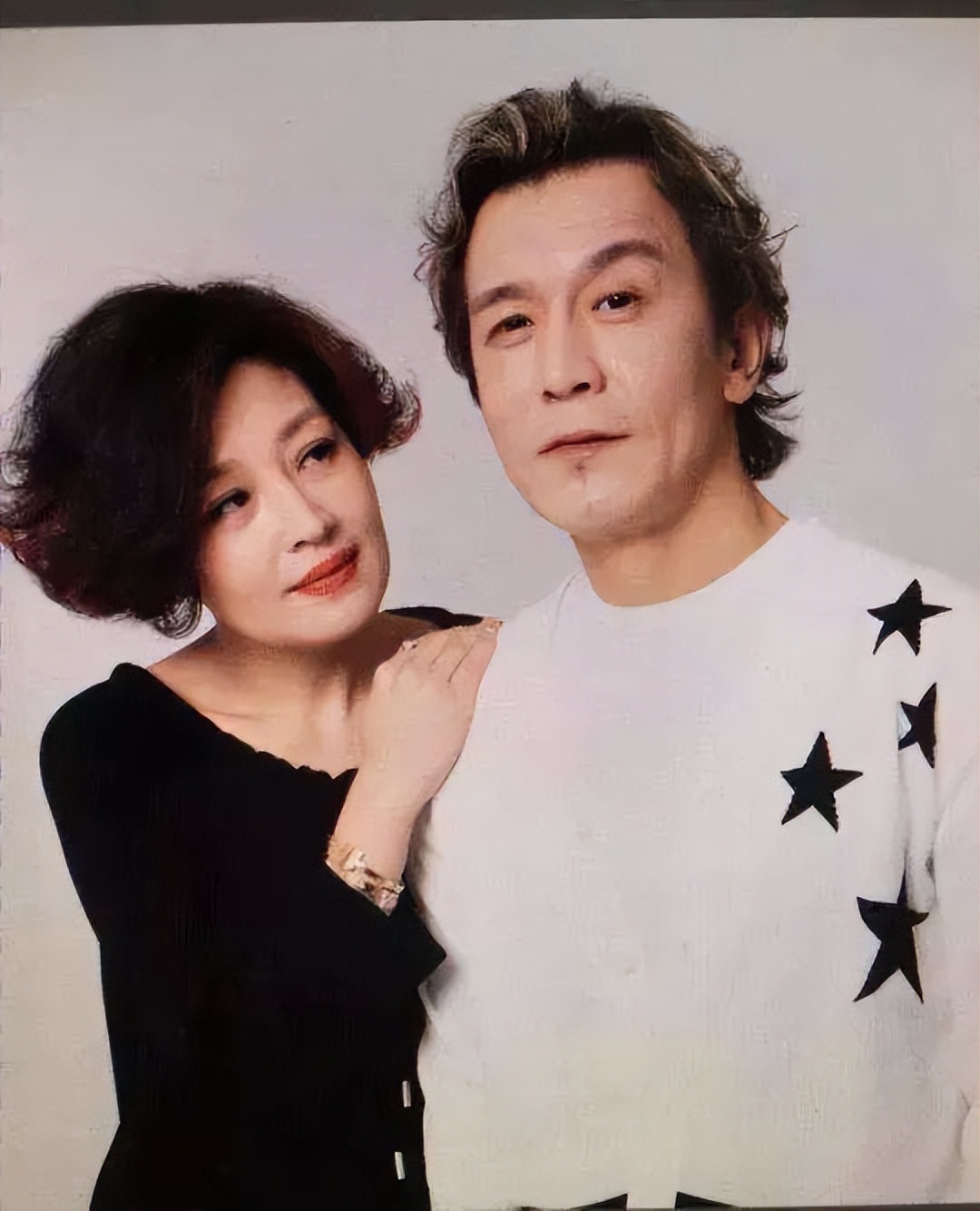 李咏妻子哈文:丈夫病逝4年,我依然是李家儿媳,给公婆生活费