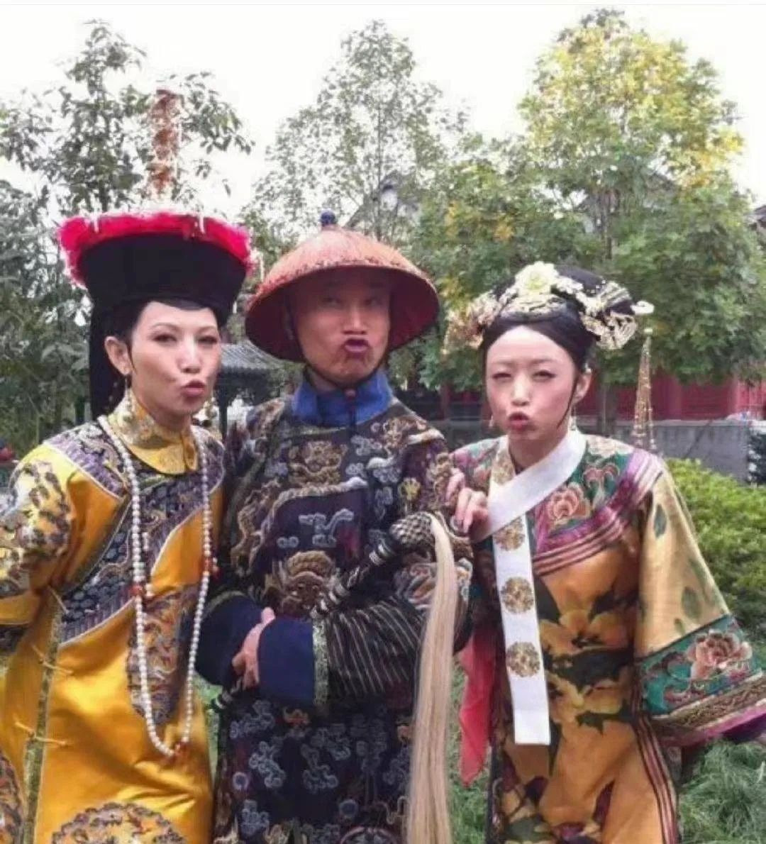 经典剧集的“边角料”，八戒骑摩托、妃子玩手机，谢谢，有被笑到