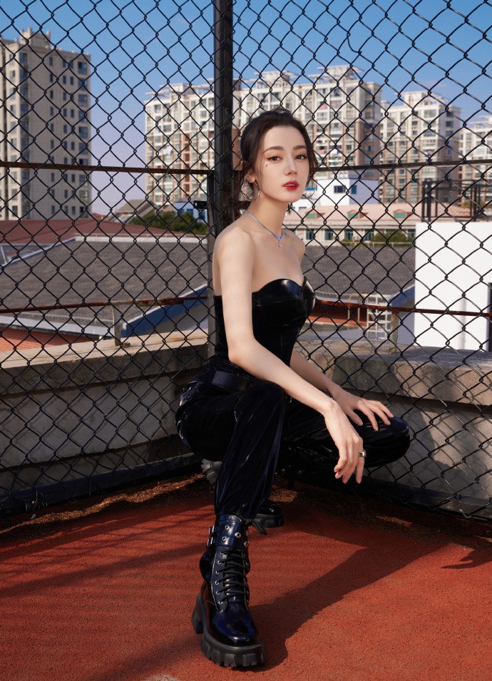 知名女星热巴穿抹胸拍大片!躺地上炫出巴掌细腰,一双腿又直又长