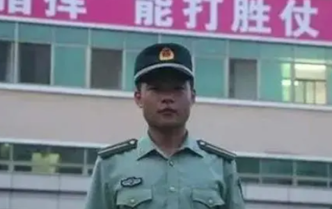 搬砖男孩高考620分，工地收到录取通知书，如今成边防排长