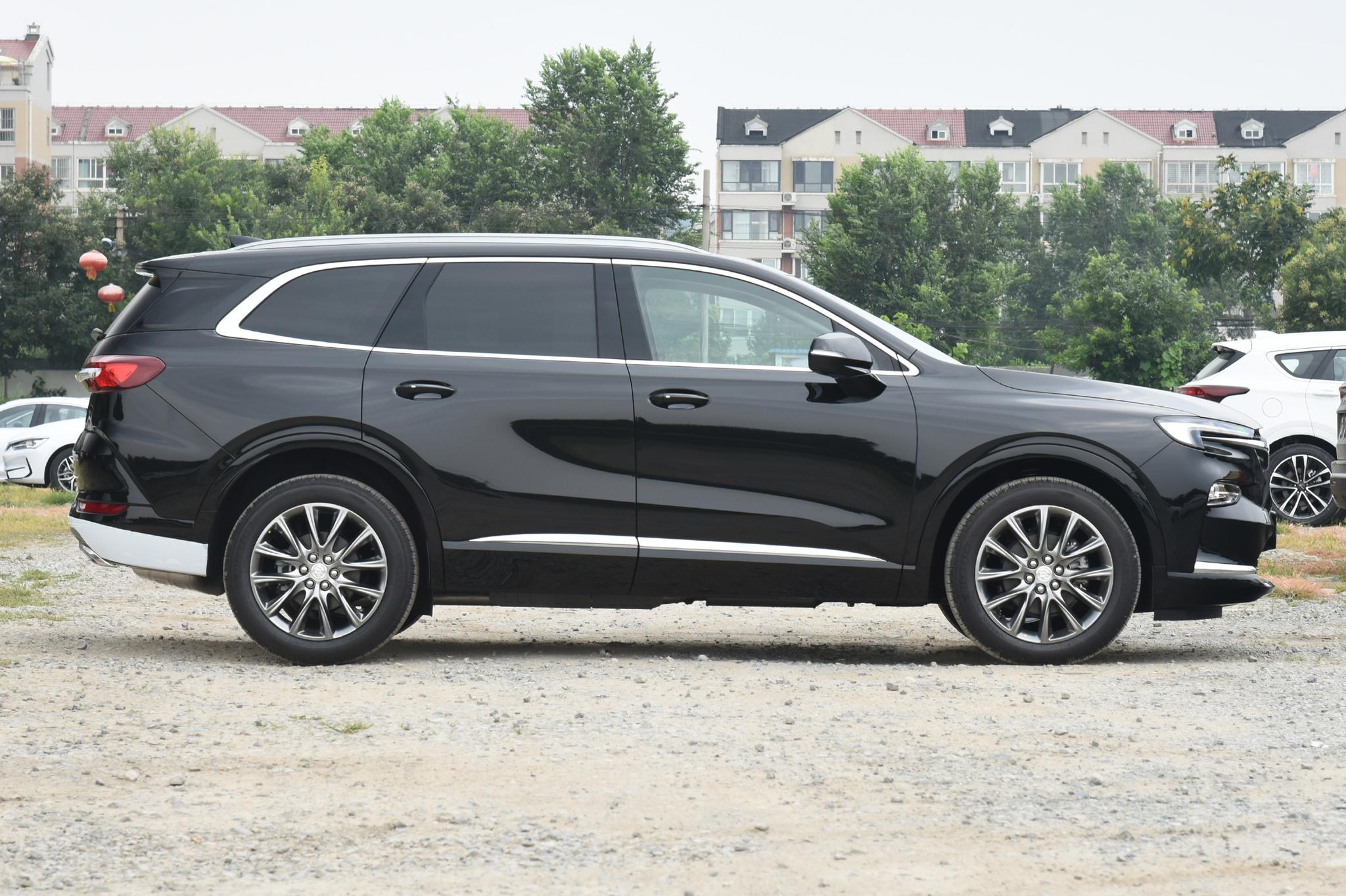30万左右，我会选3台中大型SUV，254马力+全时四驱，实用还有面子