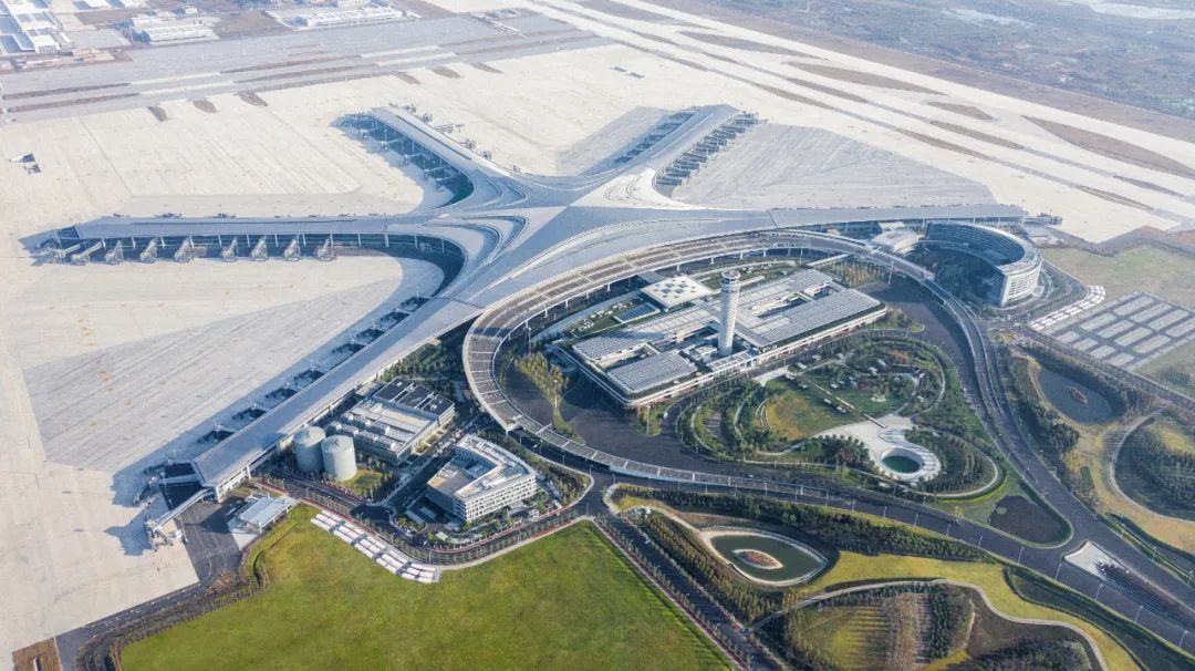 机场航站区景观实景图(版权:直译建筑摄影)另一个项目是成都东安湖