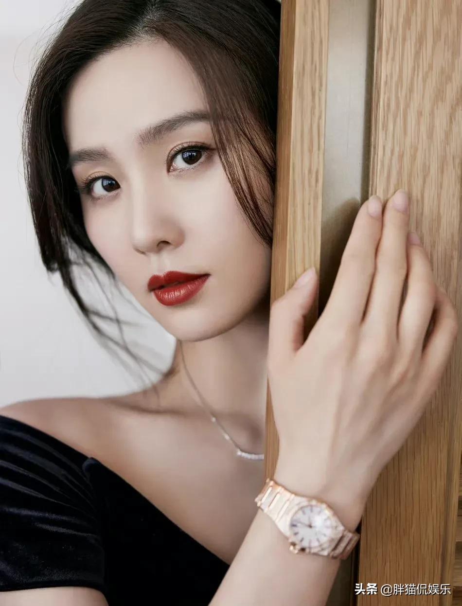 刘诗诗一身黑色上衣配上粉色长裙化身专业舞蹈演员，天鹅颈亮眼