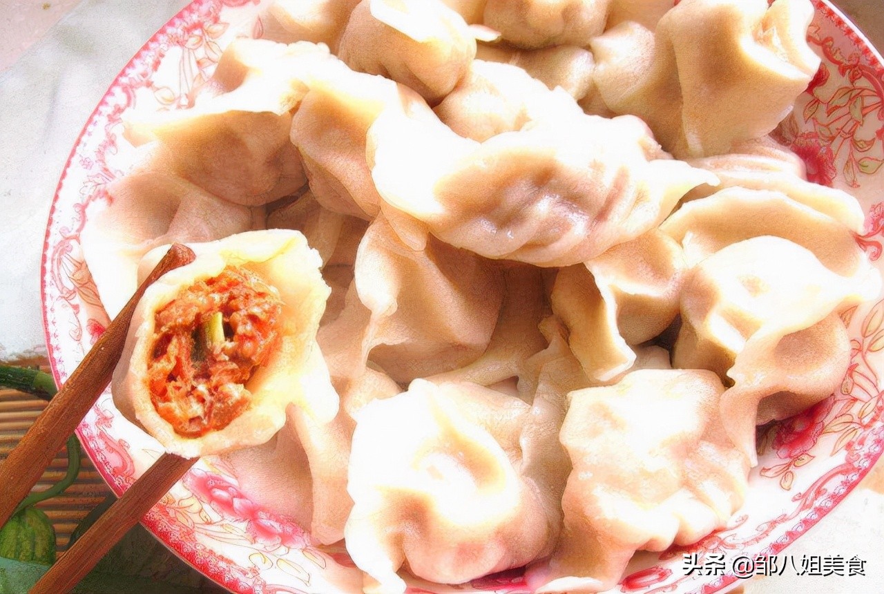 做羊肉馅饺子，掌握好“一放两不放”的调馅技巧，饺子鲜香不膻