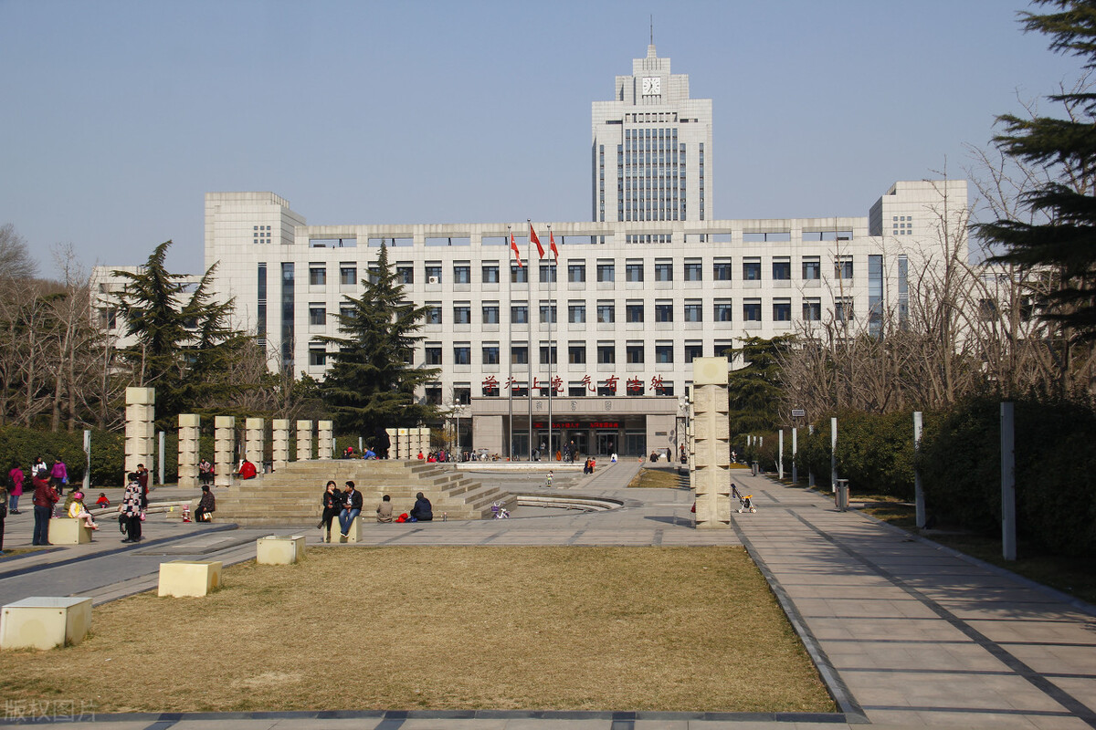 本科招生规模最多的十所大学，4所985、5所211，还有一所双非高校