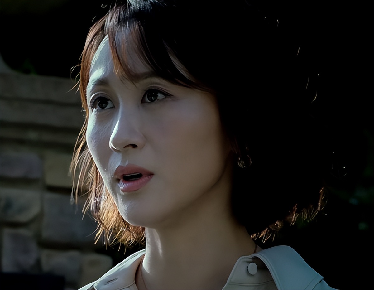 《庭外》张龄心又美又飒，万茜惊鸿一瞥，这个反派也很美很出彩