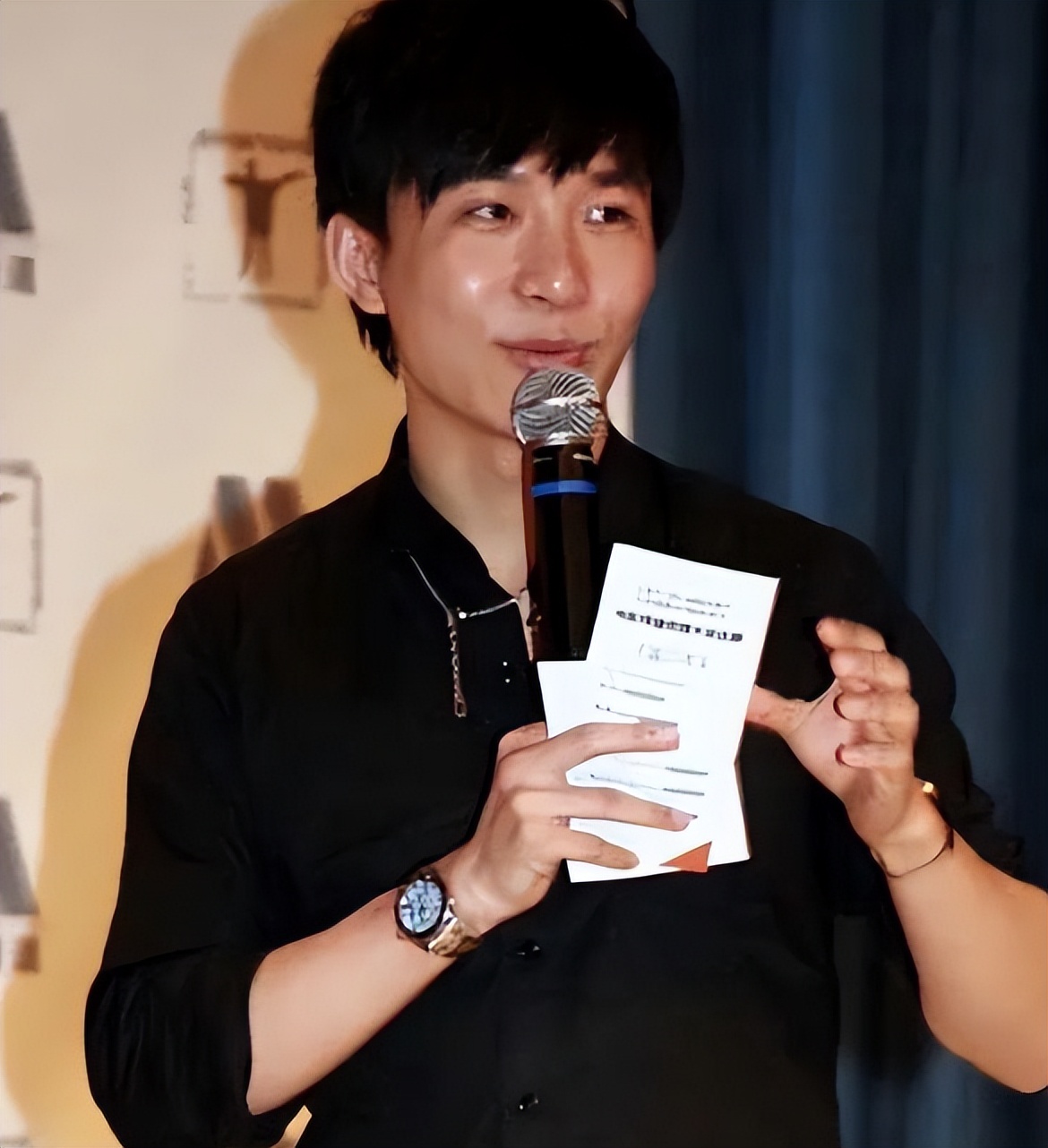 央视主持人边策:26岁成名,32岁从8楼一跃而下,成母亲余生之痛