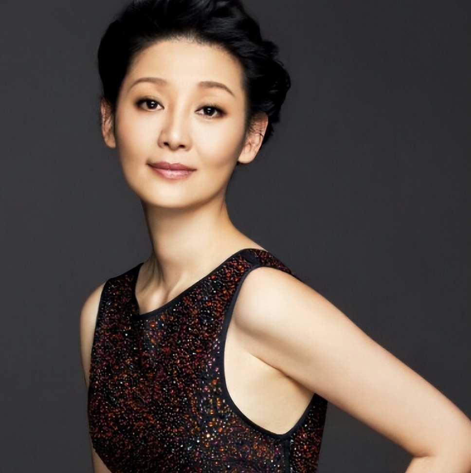 23年后再看冯小刚与徐帆的婚姻，才明白她的隐忍是最好的选择