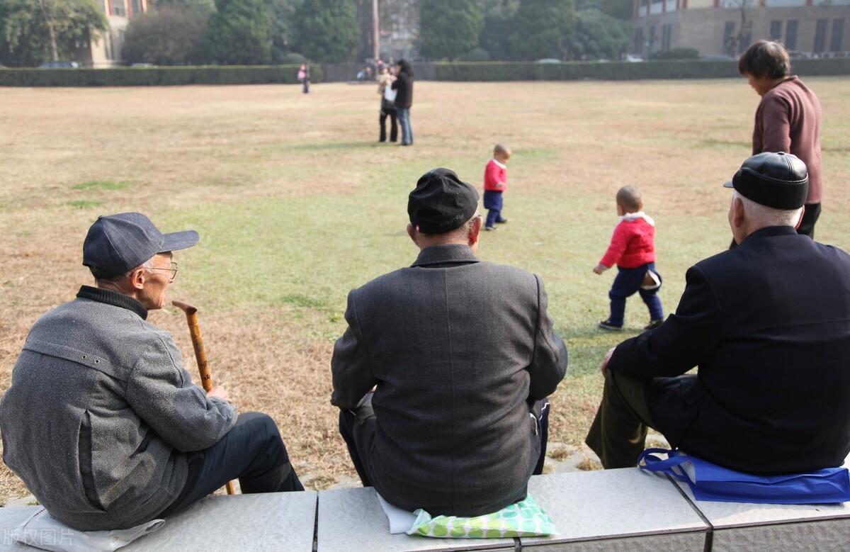 人到晚年，去养老院养老好还是请保姆养老好？74岁老人说了大实话