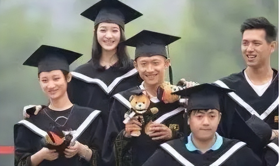 李现喜欢杨紫(李现连续五年发文为杨紫庆生,这样的友情谁不羡慕?