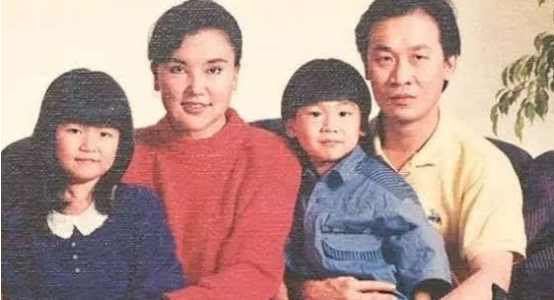 “畸形脸、电风扇脸”，10位整容过度的女星，有人直接命丧手术台