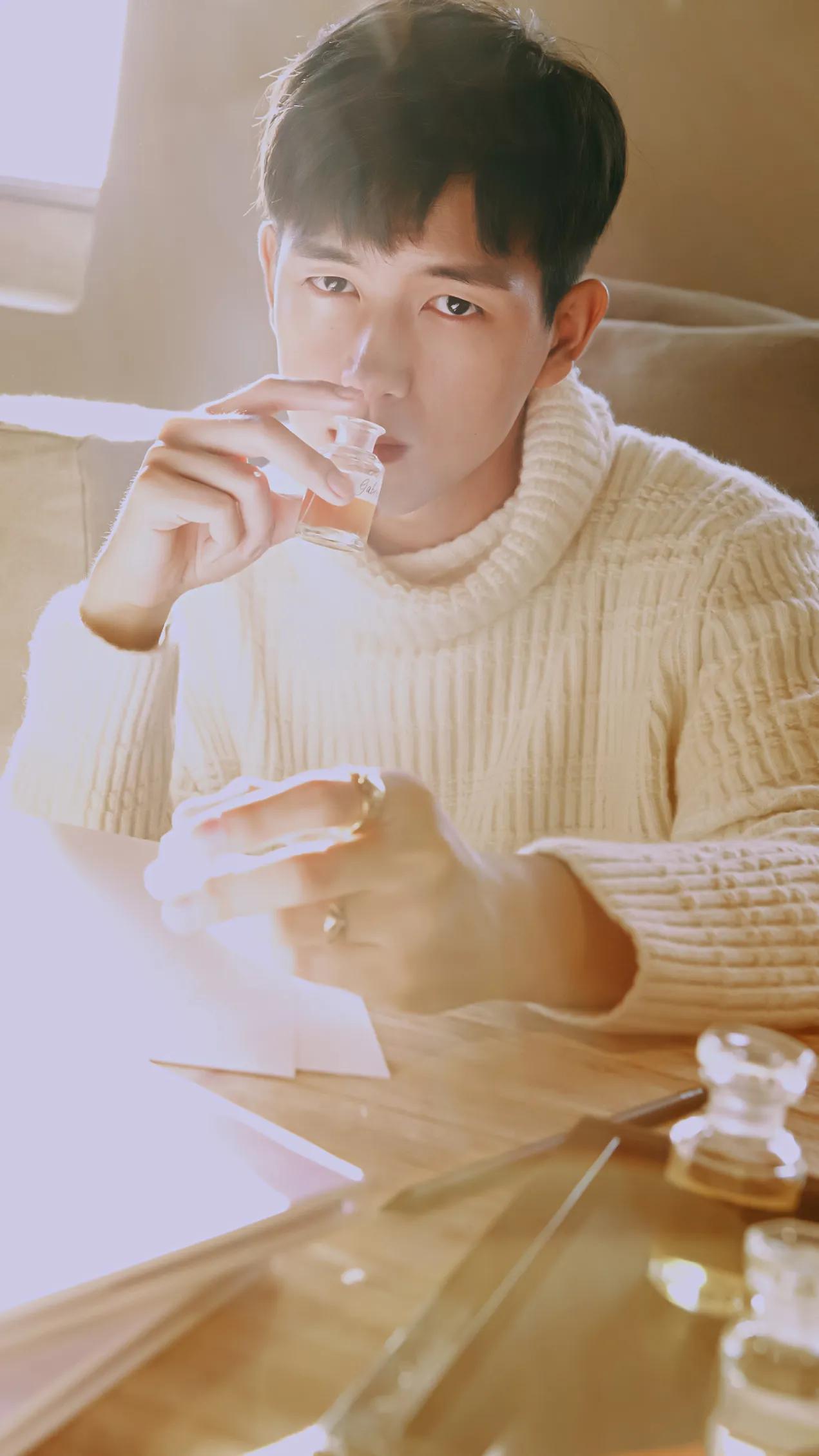 李现 演员 明星 帅哥 腹肌 竖屏壁纸