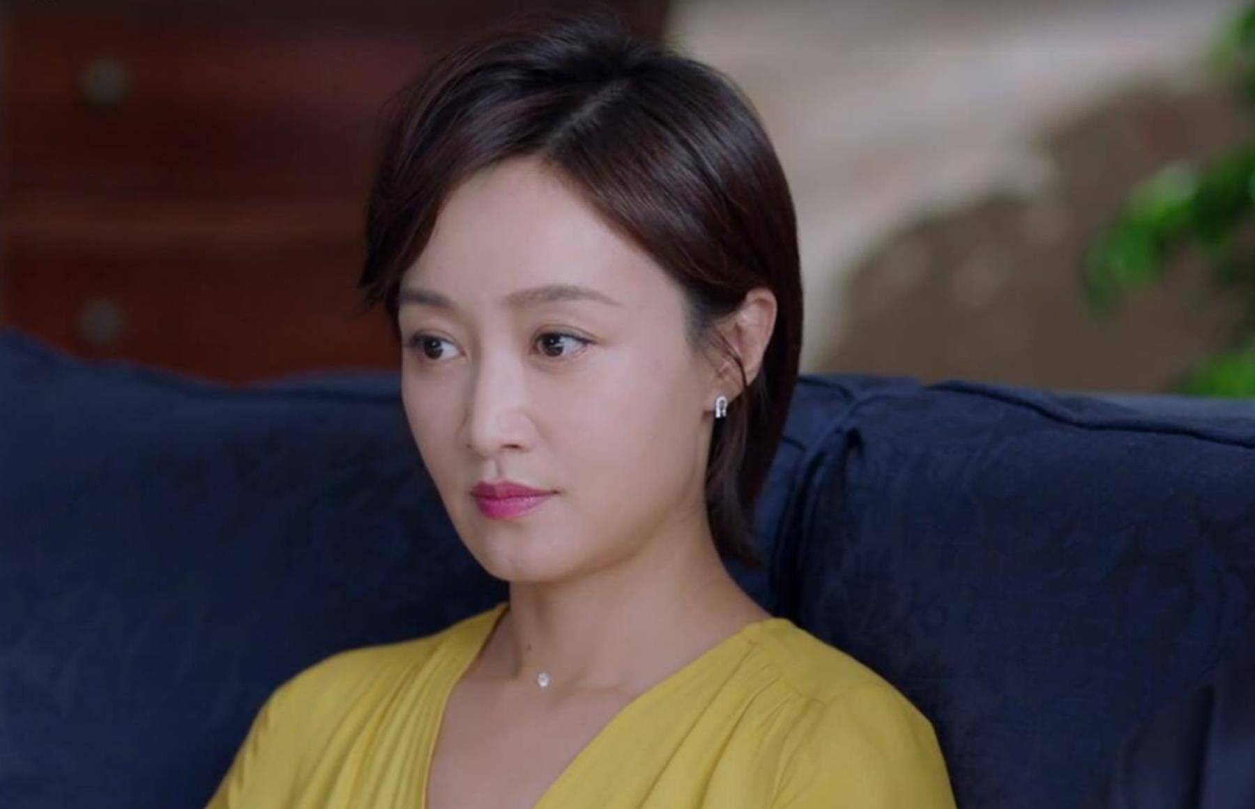 24岁主持春晚,因"插足"被迫改行,如今成富太却被嘲成功上位?