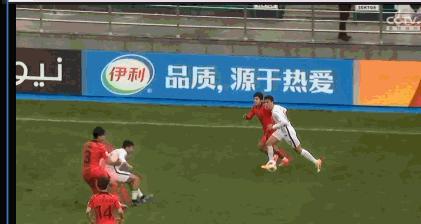 霸气红牌！国足1：3韩国，裁判6次争议判罚让安东尼奥咆哮