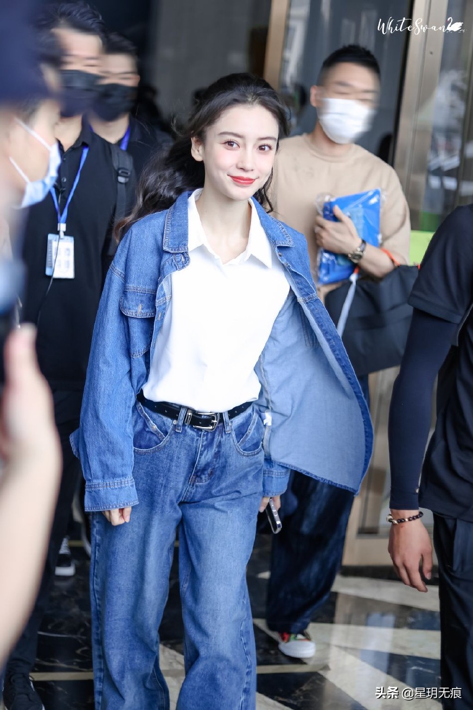 Angelababy《萌探2》穿牛仔服休闲清爽 卷发披肩温婉迷人