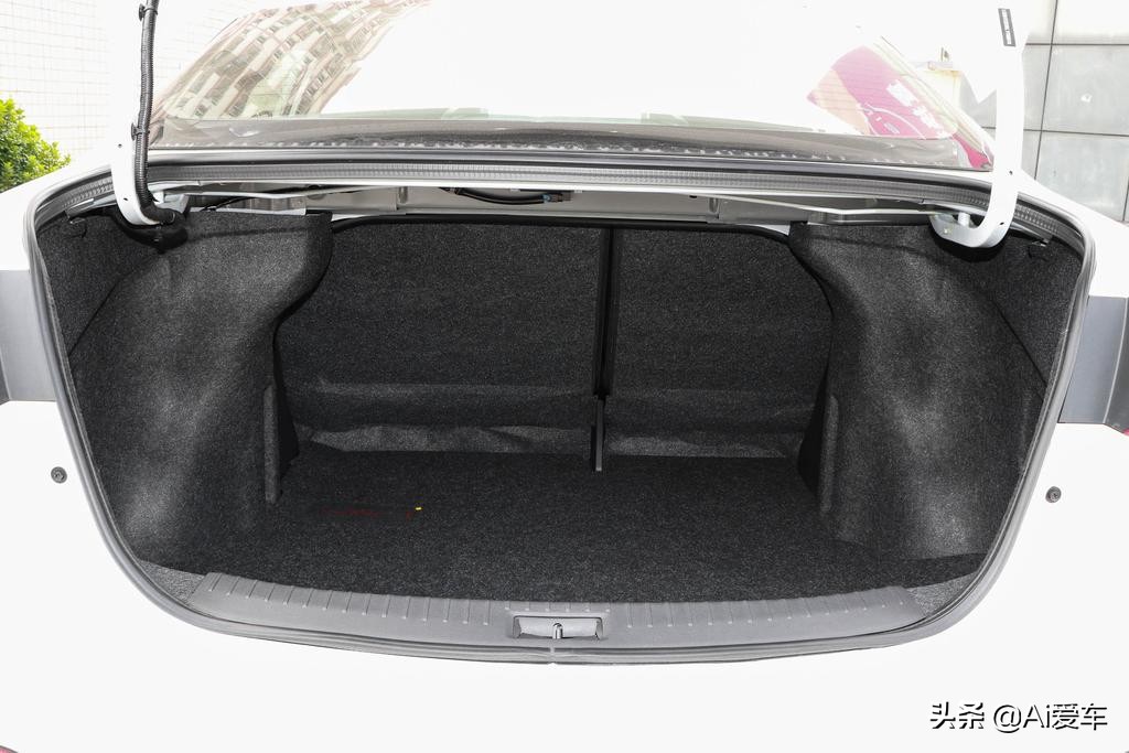 日系自吸自动油耗5.3L，三厢大空间家轿，低价格高品质，日产蓝鸟