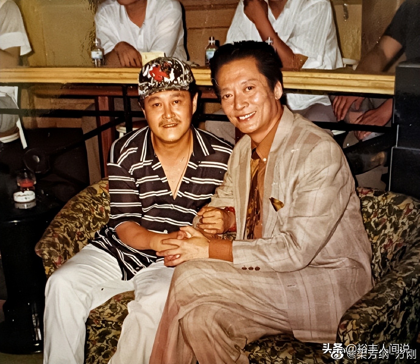 “大恶人”方刚晒母亲庆生旧照！赵本山亲自摆席，勾肩搭背感情好